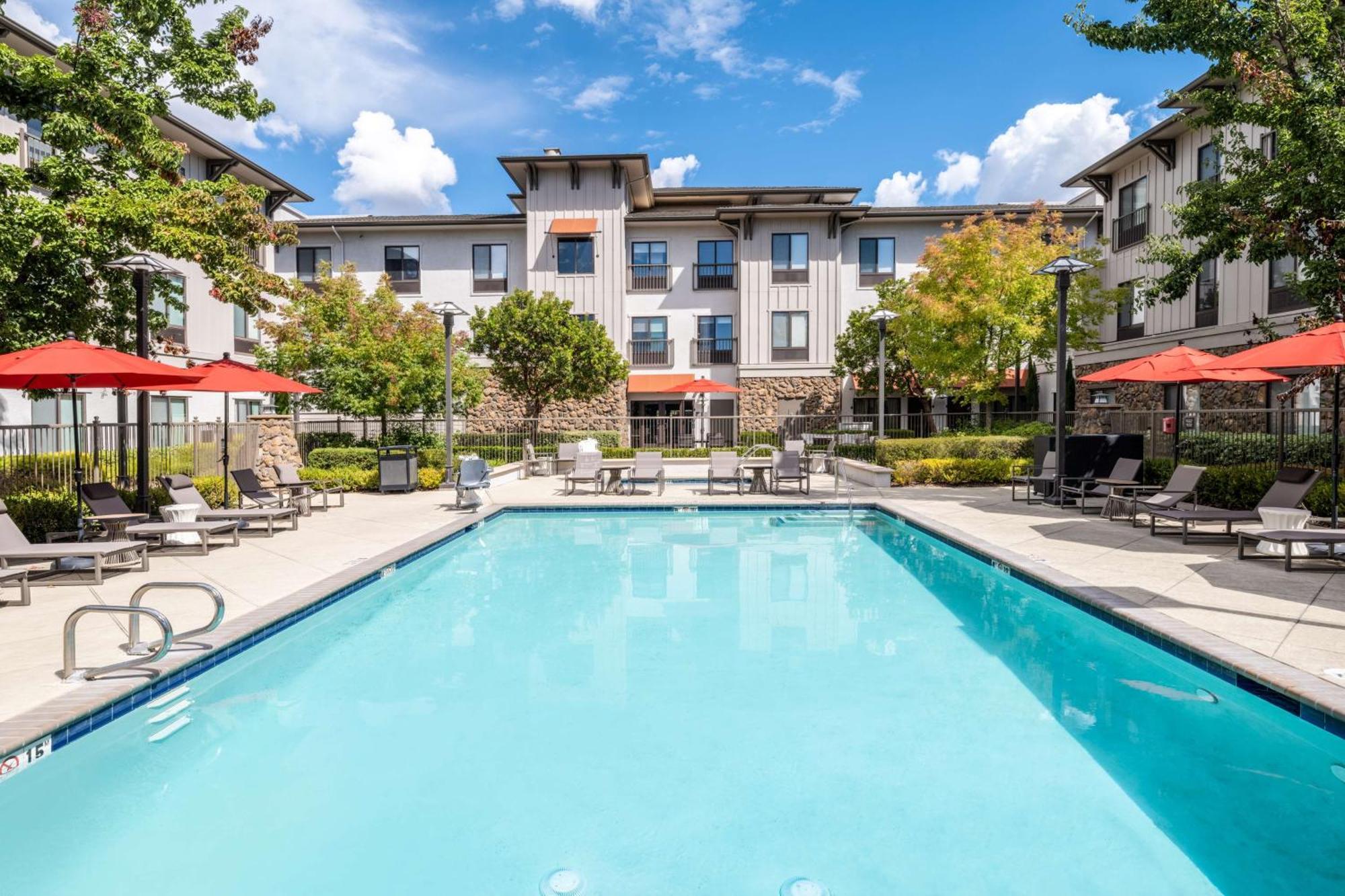 Hampton Inn & Suites Windsor-Sonoma Wine Country Buitenkant foto