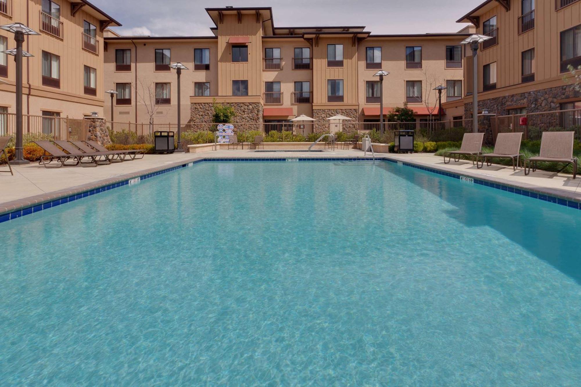 Hampton Inn & Suites Windsor-Sonoma Wine Country Buitenkant foto